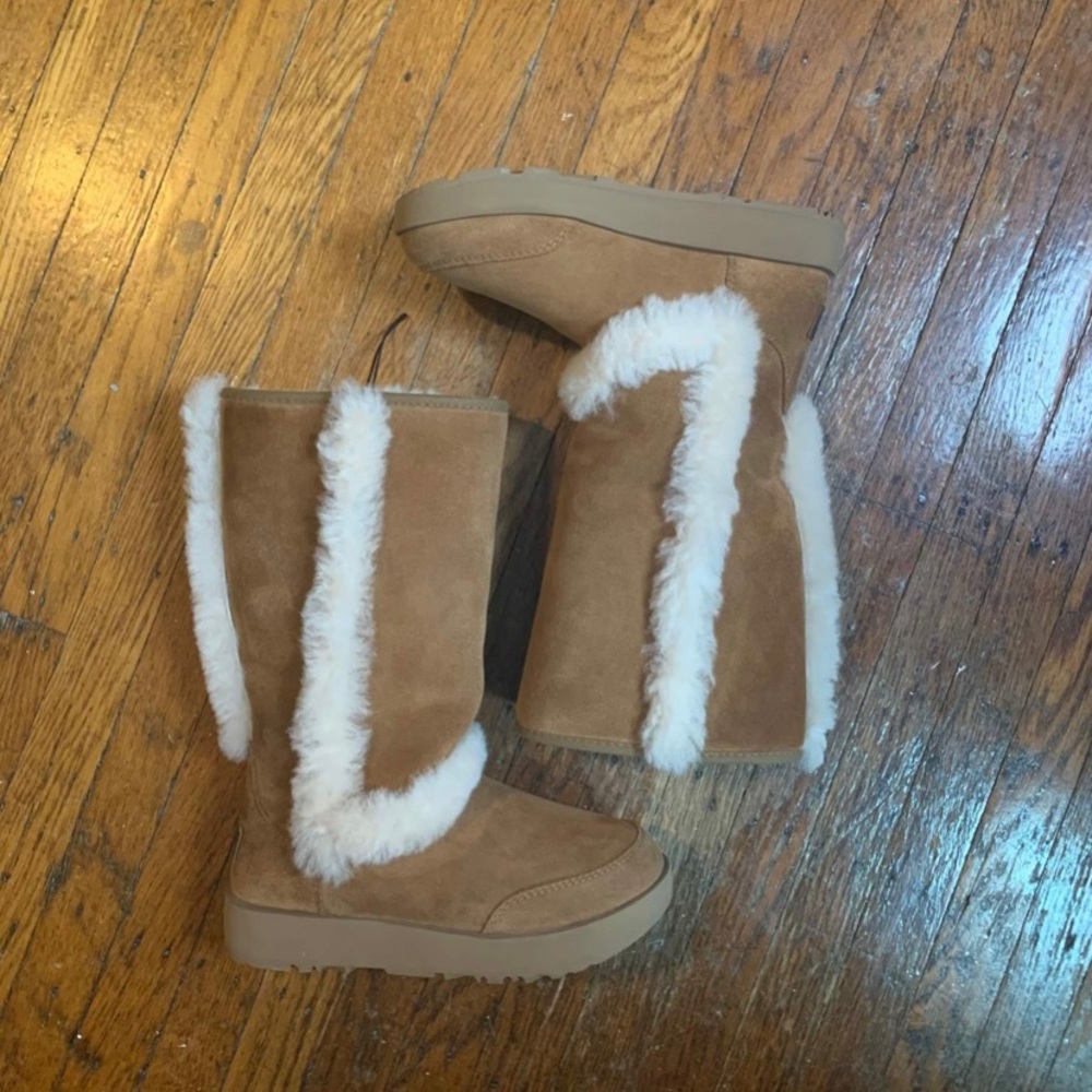 NWOT Girl Uggs Sz 5